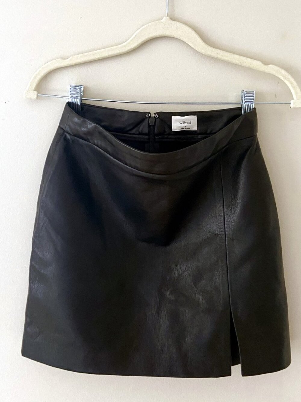 Wilfred Aritzia Black Vegan Leather Mini Skirt Front Slit Sz 2